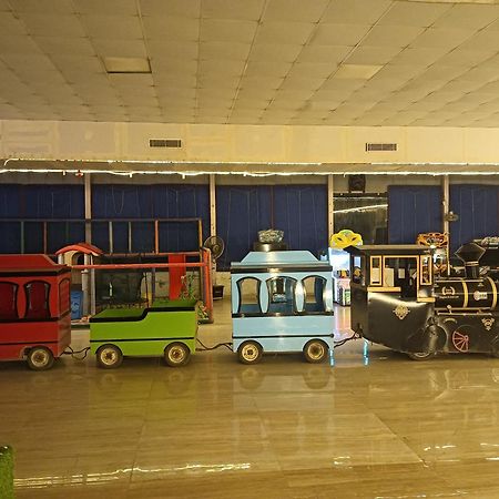 Отель Krishna Fun Land Матхура Экстерьер фото